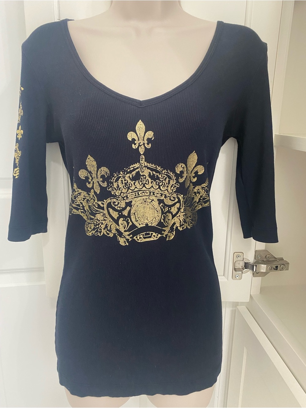 LN sledge, USA, Y2K ribbed V-neck metallic fleur-delis tee